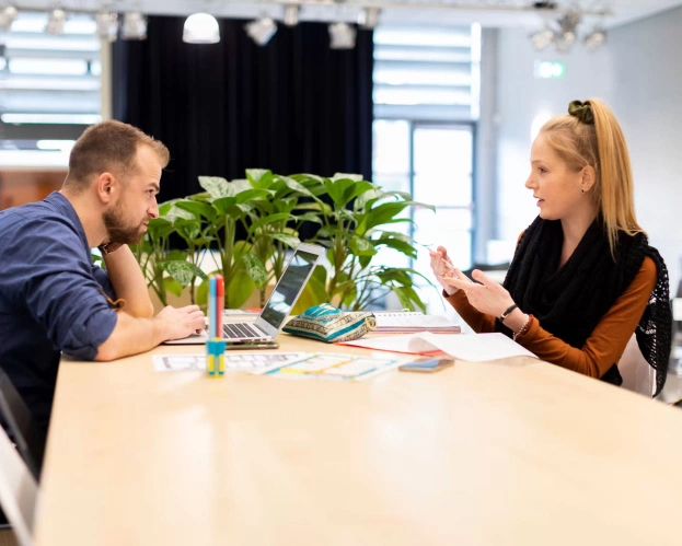 Twee studenten van de opleiding Leraar Aardrijkskunde (master) aan tafel aan het werk