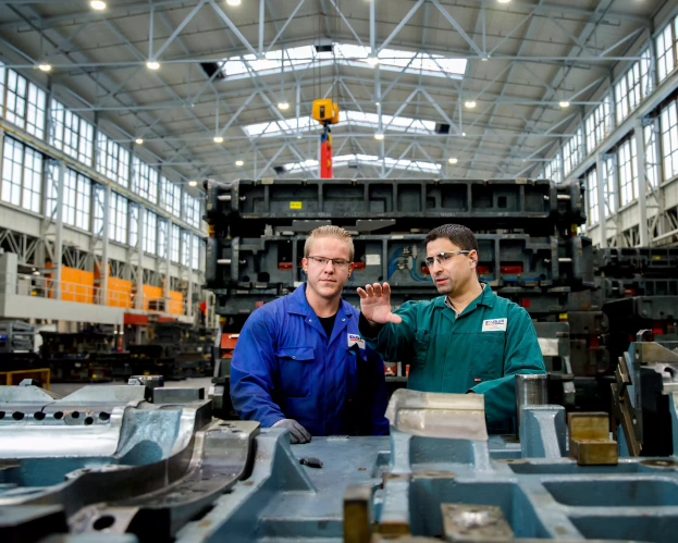 AD-student Farid bij zijn werkgever DAF Trucks  