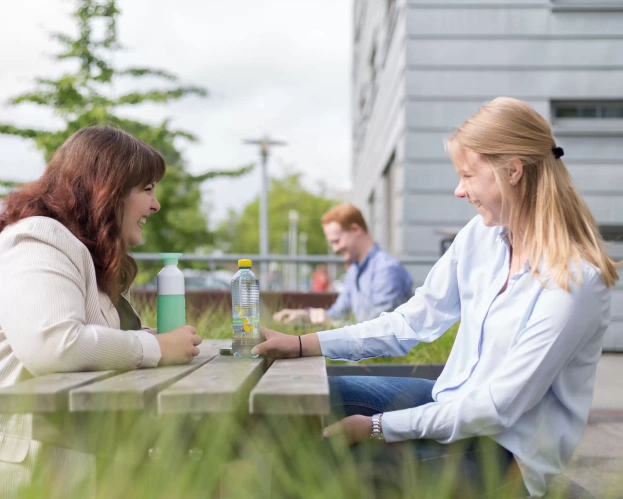 Studenten in overleg buiten