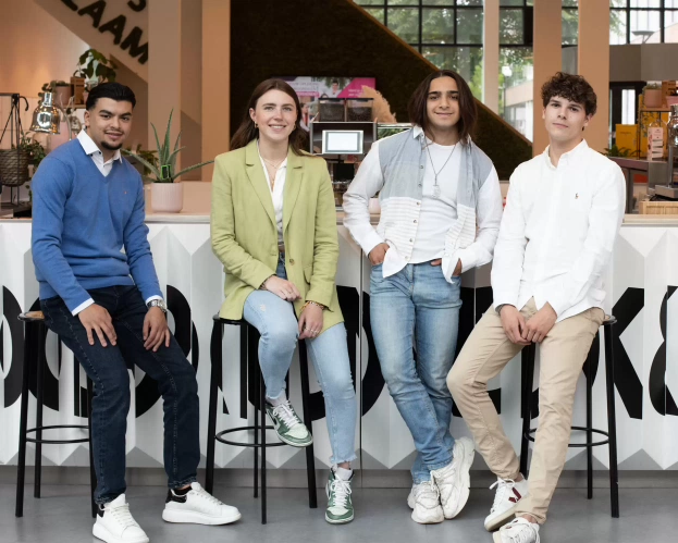 Studenten van de opleiding Bedrijfskunde op de trap in het gebouw 