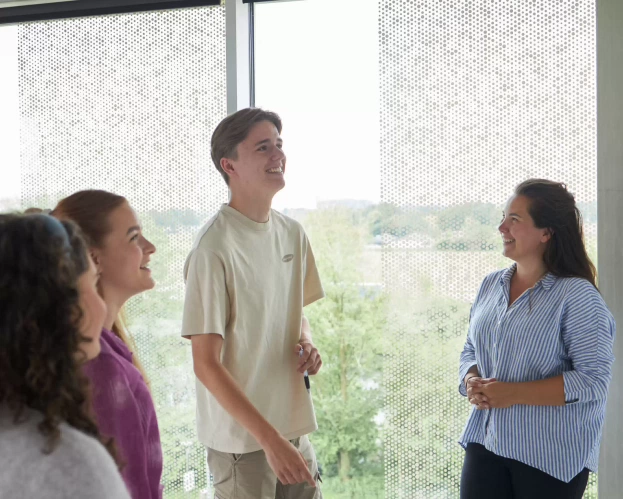 TCL studenten met docent in gesprek