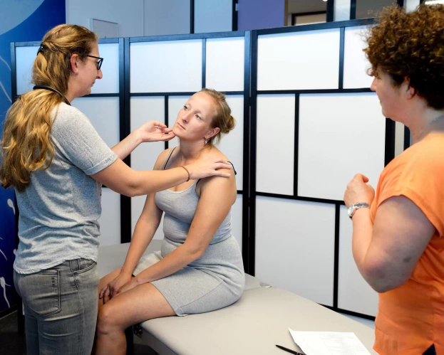 Studenten ANP oefenen een handeling op elkaar