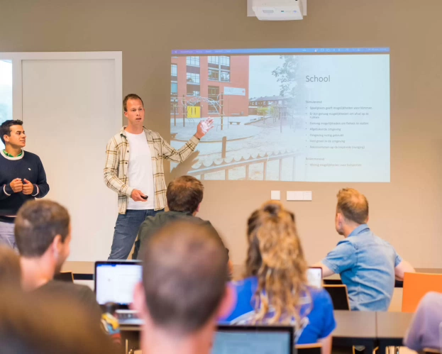 Docent van masteropleiding Sport en Bewegingsonderwijs geeft een les