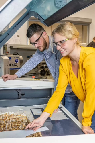 Studenten werktuigbouwkunde ad kijken in de camera