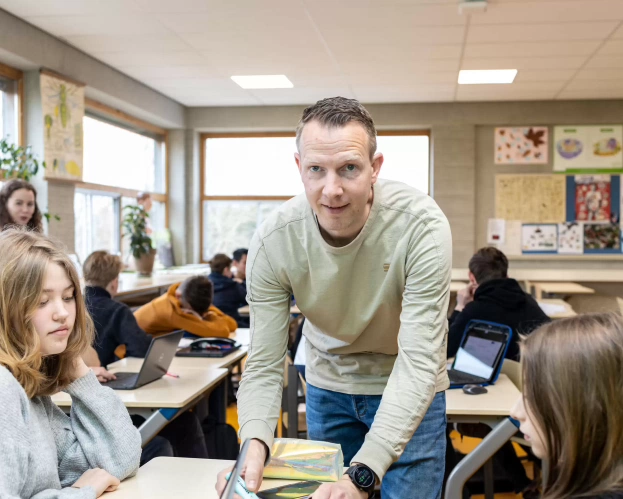 Leraar Maatschappijleer in de bovenbouw met leerlingen