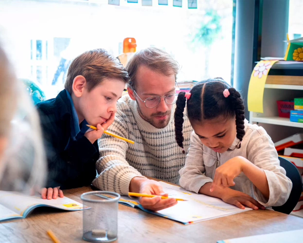 Twee studenten in de klas, groep 1 en 2 | Pabo 