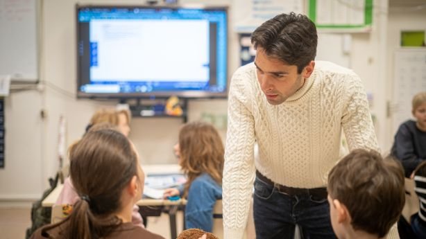 Pabo zij-instroom student geeft les aan kinderen