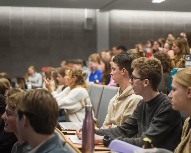 Studenten van de masteropleiding Leraar Geschiedenis zitten in collegezaal