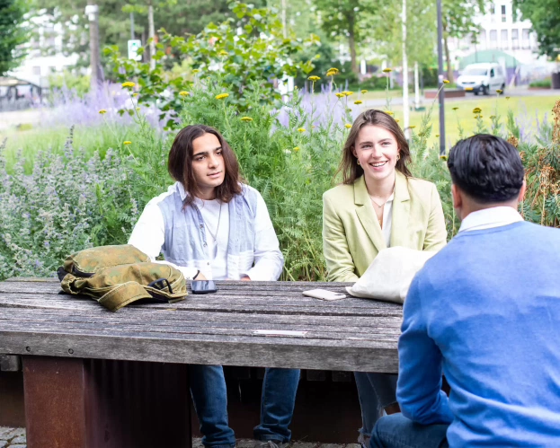 Fontys Bedrijfskunde studenten in overleg