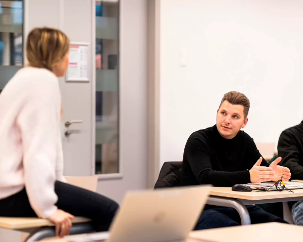 Deeltijd studenten Technische Bedrijfskunde in de les  