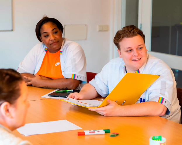 Studenten van de deeltijdopleiding Verpleegkunde zitten samen