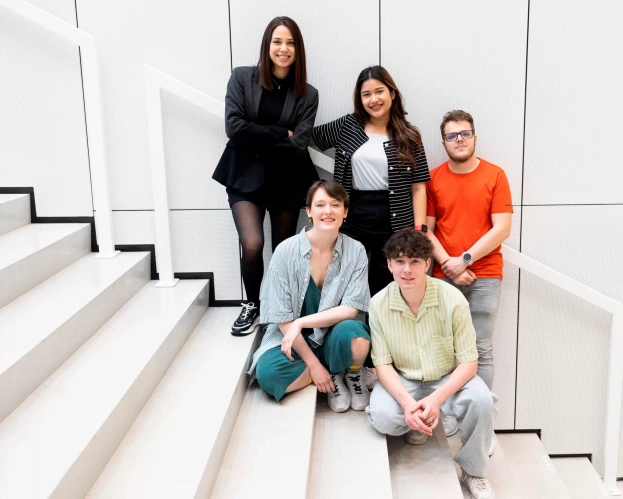 studenten poseren voor de camera