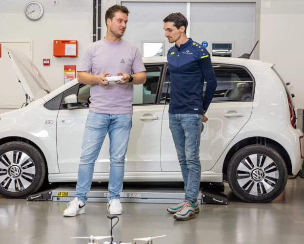 Techniek studenten bij auto