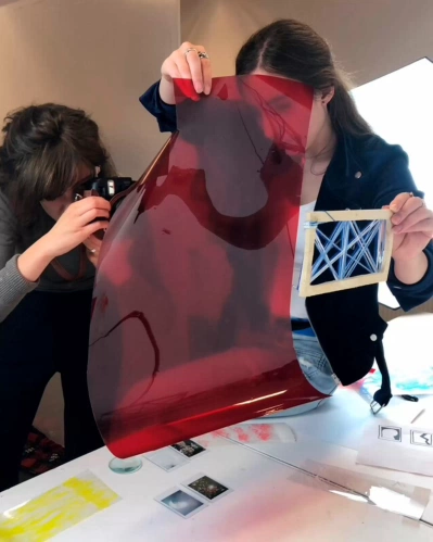 studenten aan het werk in de fotostudio