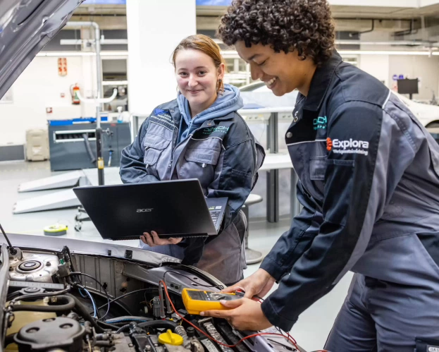 Studenten van Automotive werken samen