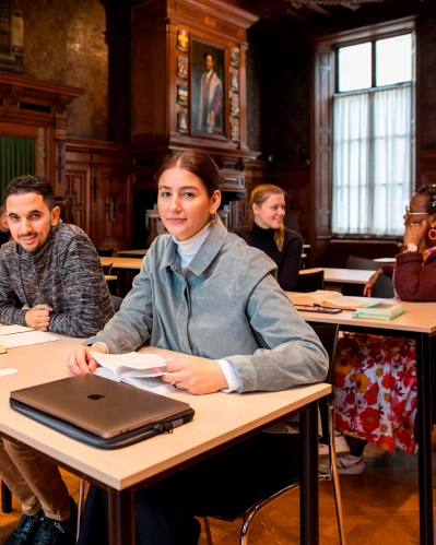 Studenten Theologie in lokaal