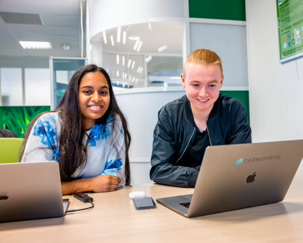 Studenten van Informatica opleiding werken samen