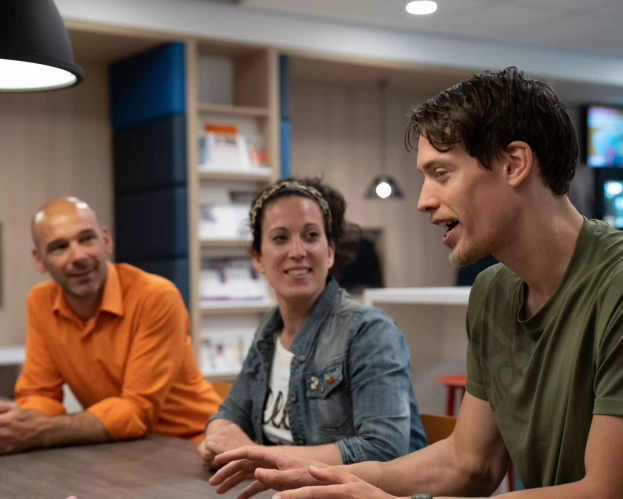 De studenten van de Leraar Godsdienst opleiding zitten samen en zijn aan het praten.