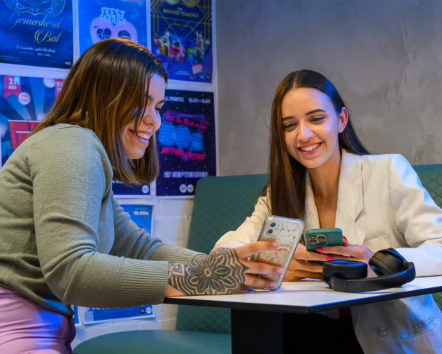 Fontys Commerciële Economie studenten in overleg