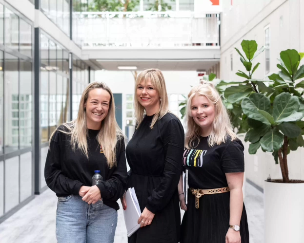 studenten poseren in de hal van de campus