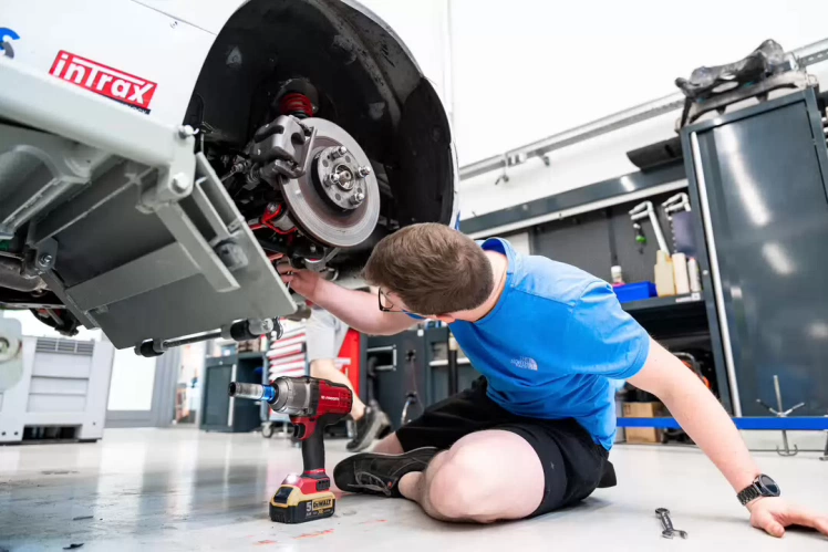 Students from Automotive Engineering are working