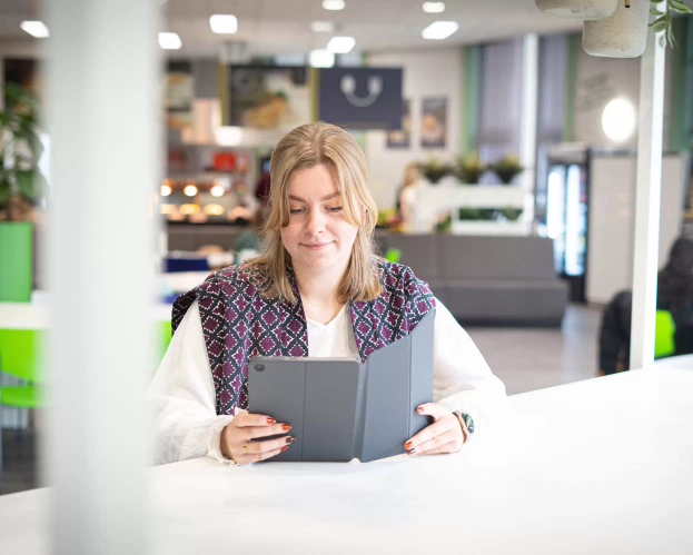 Student leert op tablet