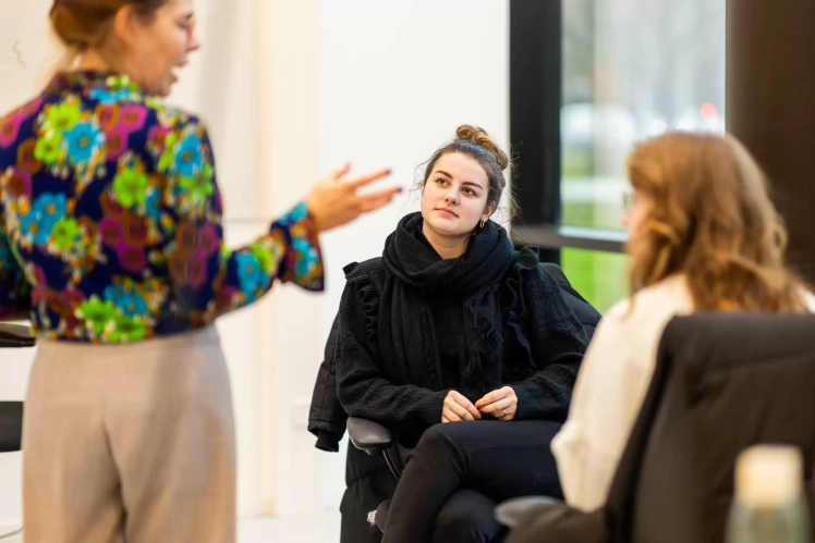 Studenten van deeltijdopleiding Social Work zitten in klaslokaal