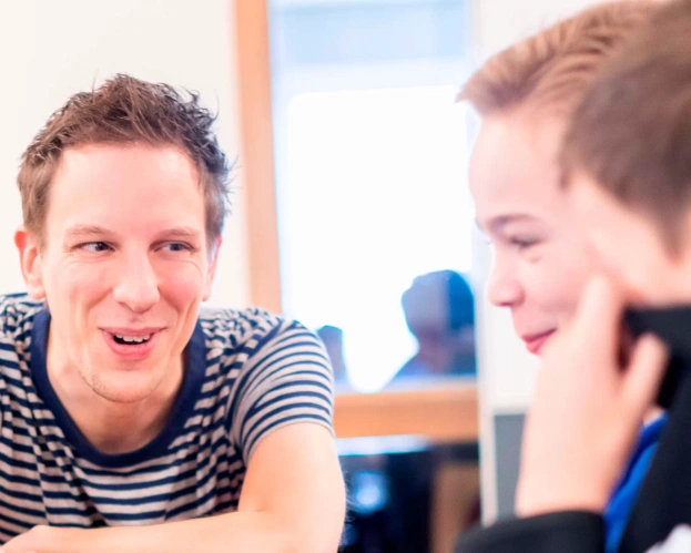 Docent Nederlands met leerlingen in de klas