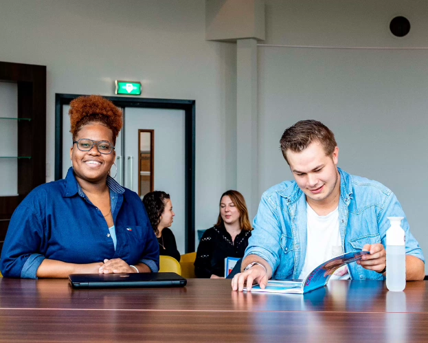 Twee studenten zijn bezig met een afstudeeropdracht