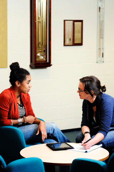 Studente in gesprek met begeleider