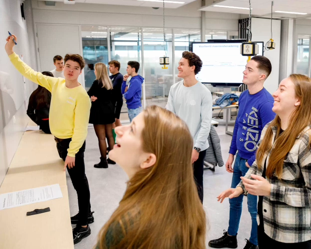 Groepje Technische Bedrijfskunde studenten in een klaslokaal