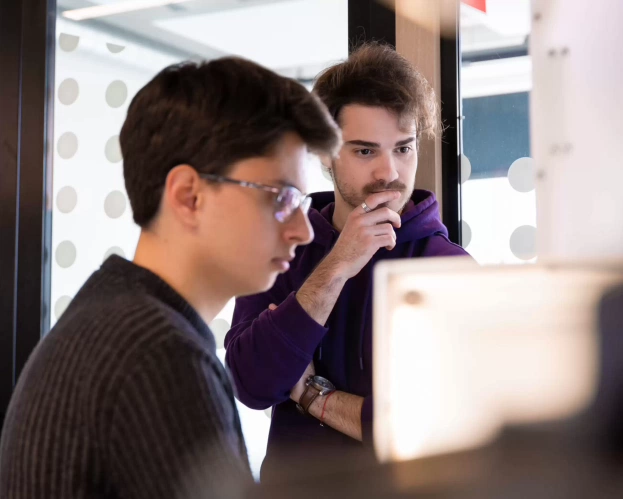 Studenten leren op de werkplek voor de klas van informatica