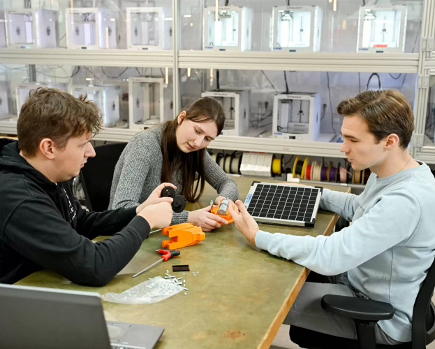 Student van Werktuigbouwkunde heeft speciale kleren aan