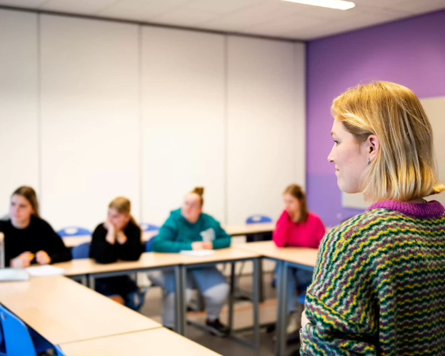 Docent opleiding Leraar Economie voor klas met leerlingen in carré-opstelling