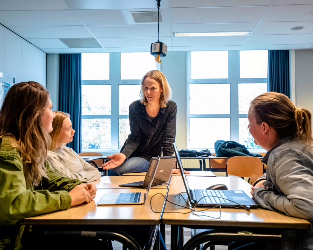 Groepje studenten van de opleiding Leraar pedagogiek deeltijd in gesprek.