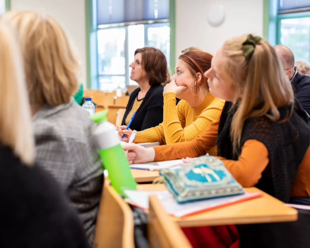 De studenten zitten in de Maatschappijleerles.