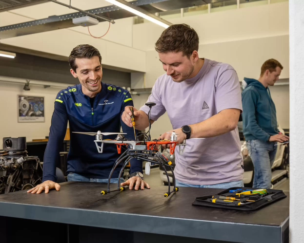 Studenten techniek aan het werk