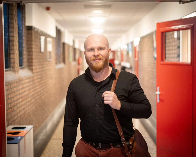 Student Lerarenopleiding Techniek voert de opdracht uit.