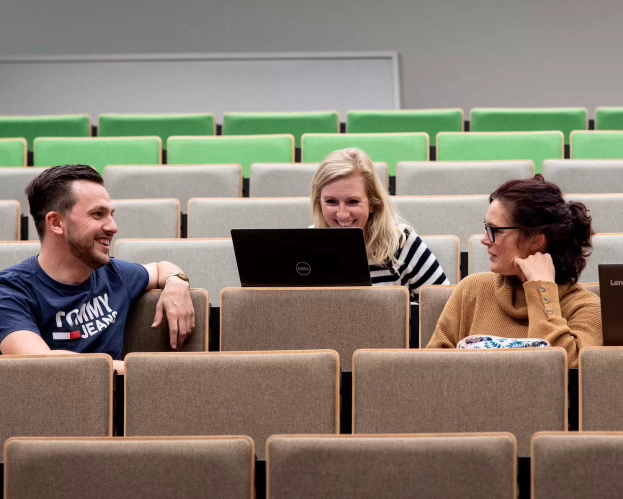 Studenten deeltijdopleiding Leraar Nederlands in de collegezaal