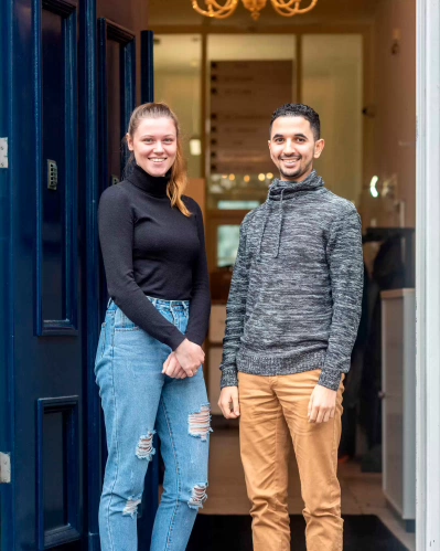 Twee studenten voor deur Theologie Utrecht