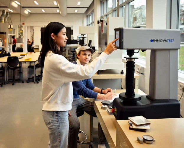 Student van Werktuigbouwkunde staan naast het bord