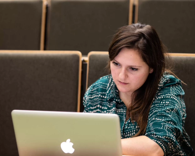 Groep studenten zijn bezig met een opdracht