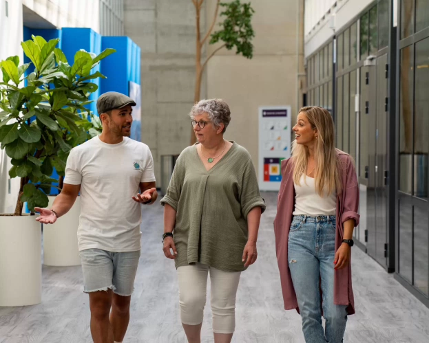 Deeltijdstudenten en docent in gesprek van Lerarenopleiding Biologie