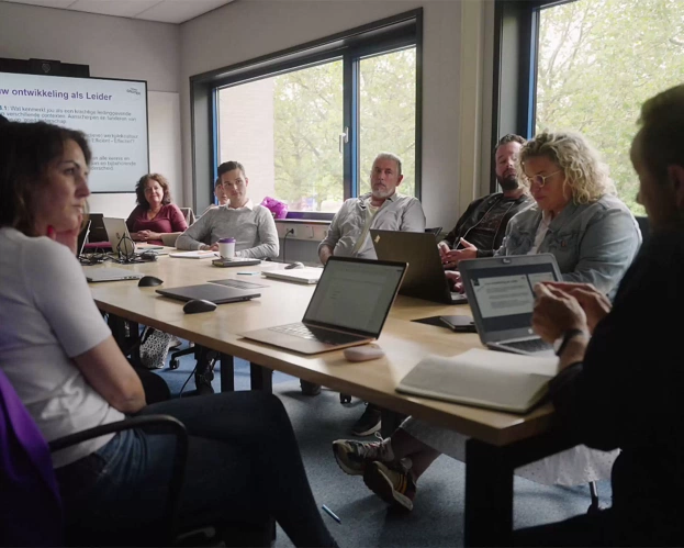 Studenten van AD Management in de Zorg hebben een les