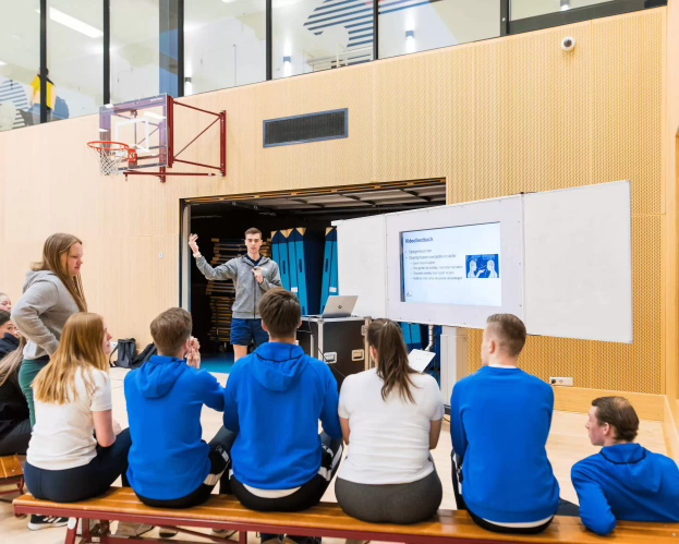 Pabo-ALO student voor de klas op de basisschool