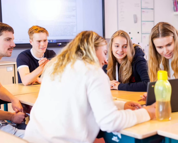 Studenten van de lerarenopleiding werken aan opdracht