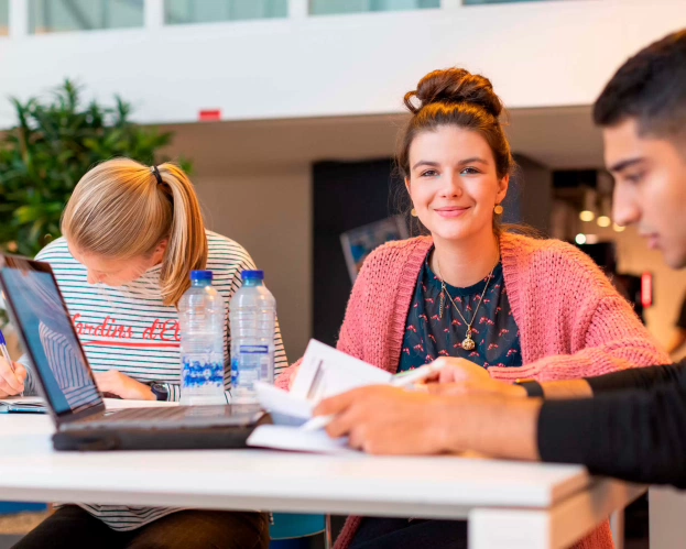 Masterstudenten Leraar Bedrijfseconomie aan tafel