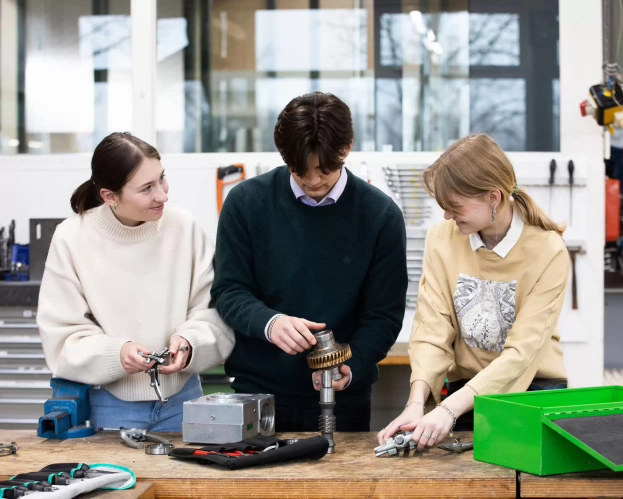 Student van Werktuigbouwkunde heeft speciale kleren aan