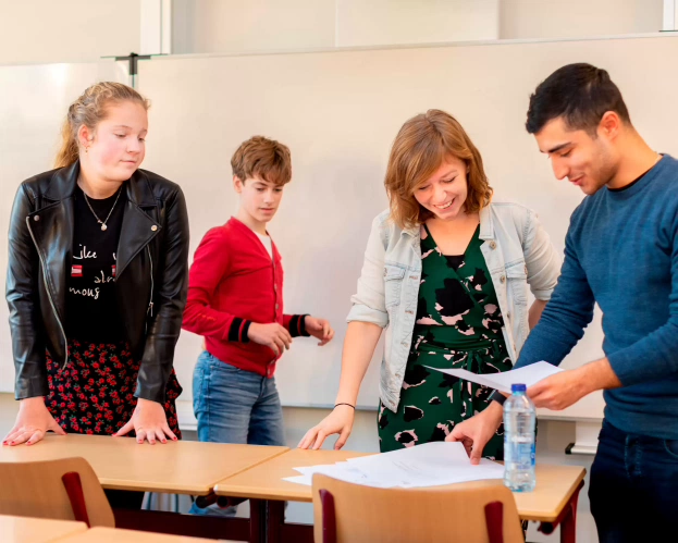 Student en docent staan voor de klas