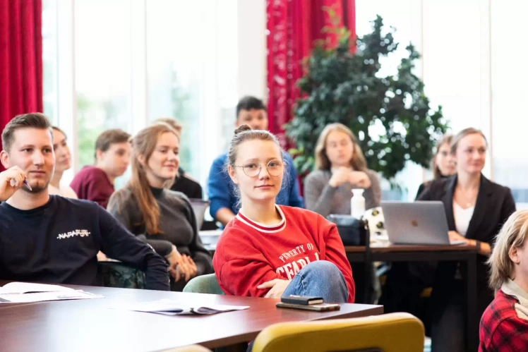 Studenten bij een bijeenkomst